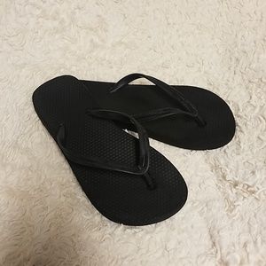 Black Old Navy Flip Flops